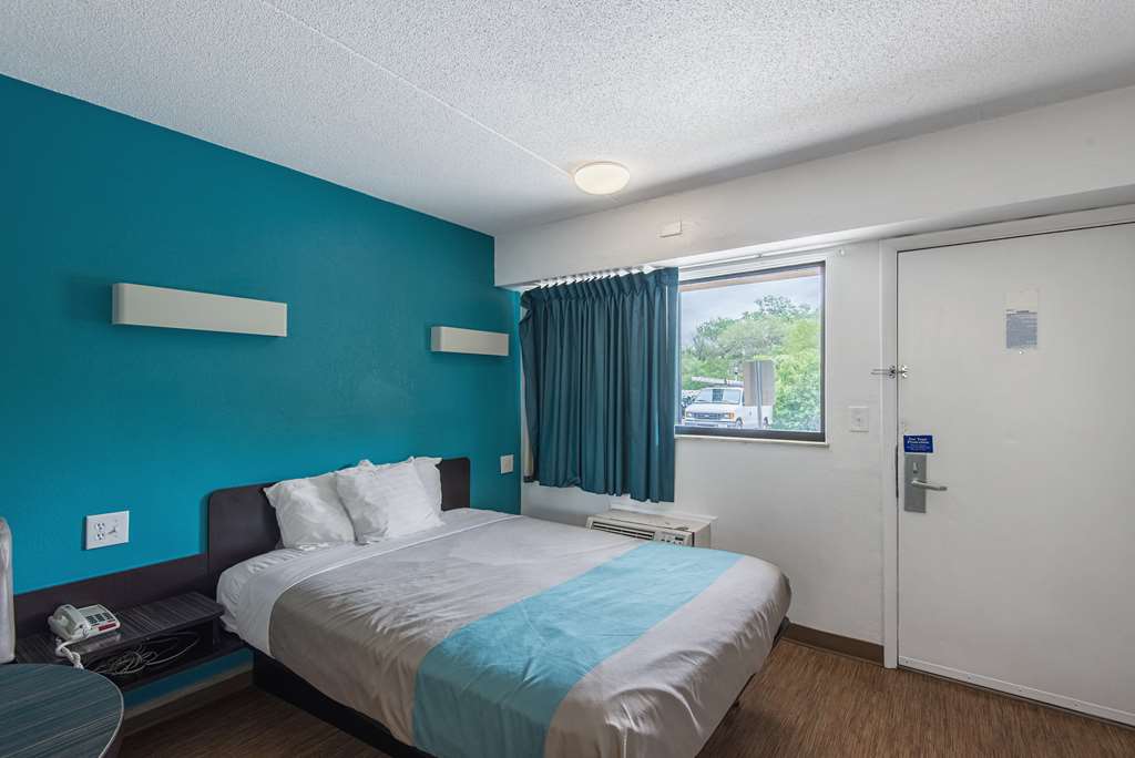 Motel 6 Overland Park KS - photo 11