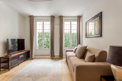 Croissants et Confitures — 4-Star Luxury Hotel in Paris, France