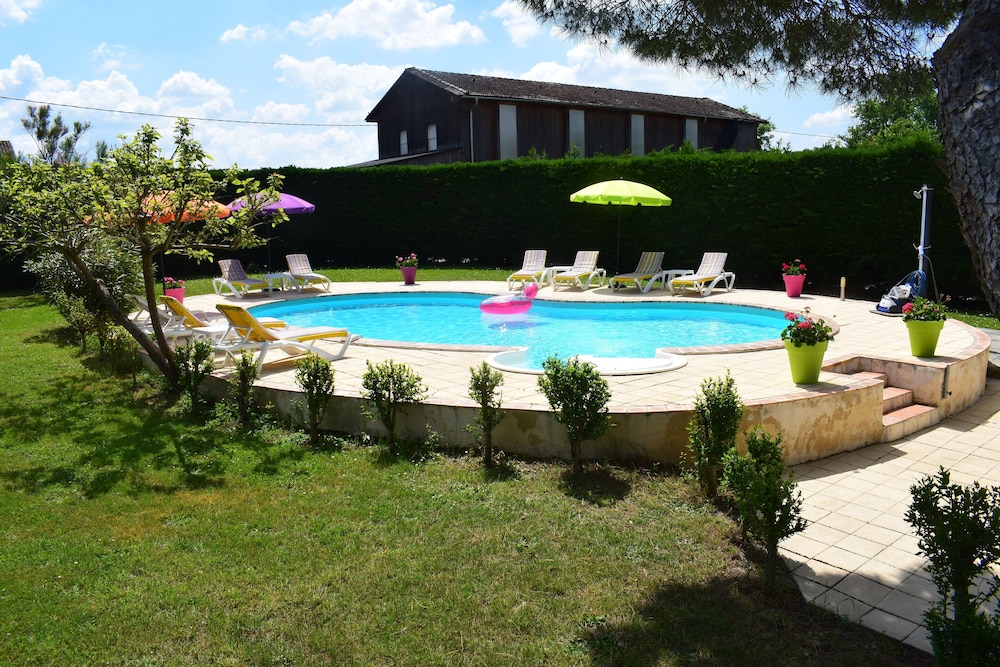 Chambres d'Hôtes Le Baraillot — 4-Star Luxury Hotel in Aiguillon, France