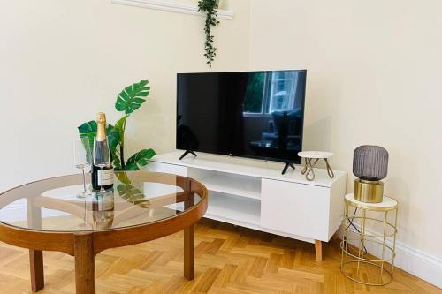 Nomi Homes Otis House Free Parking Central 10ppl — 4-Star Luxury Hotel in Exeter, United Kingdom