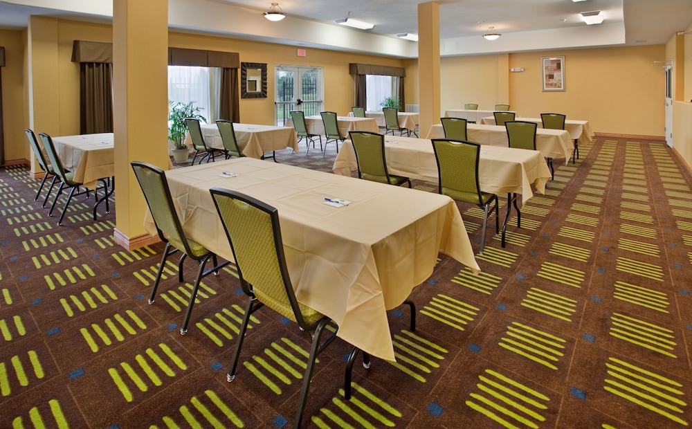 Holiday Inn Express Hotel & Stes Kansas City Sports Complex by IHG - photo 44