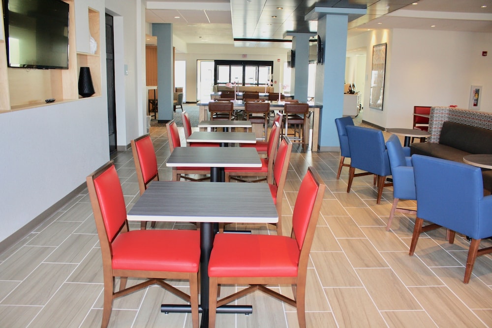 Holiday Inn Express & Suites Kirksville University Area by IHG - photo 12