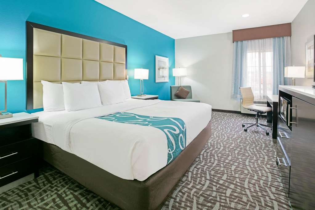 La Quinta Inn & Suites by Wyndham Paris - photo 17