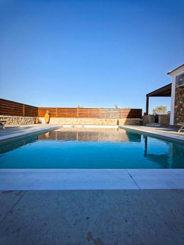 Mandilaria stone house — 4-Star Luxury Hotel in Afantou, Greece