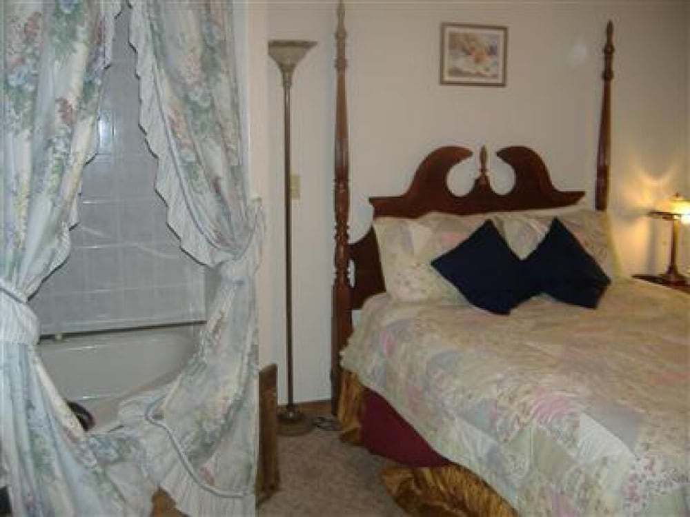 Sturbridge Country Inn - photo 6
