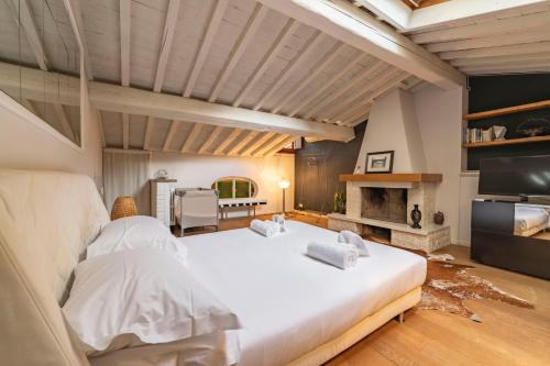 Elegant Penthouse in Santo Spirito — 4-Star Luxury Hotel in Florence, Italy