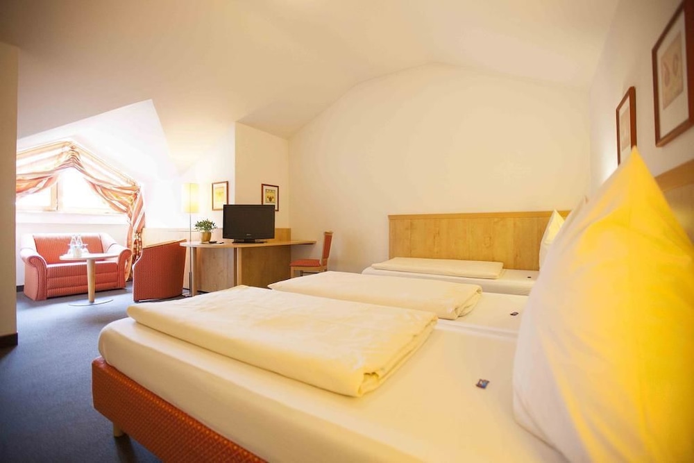 Hotel Alter Hof — Vaterstetten — photo 4
