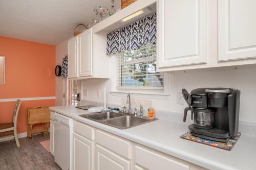 9th Street Sandy Feet by Oak Island Accommodations - photo 5