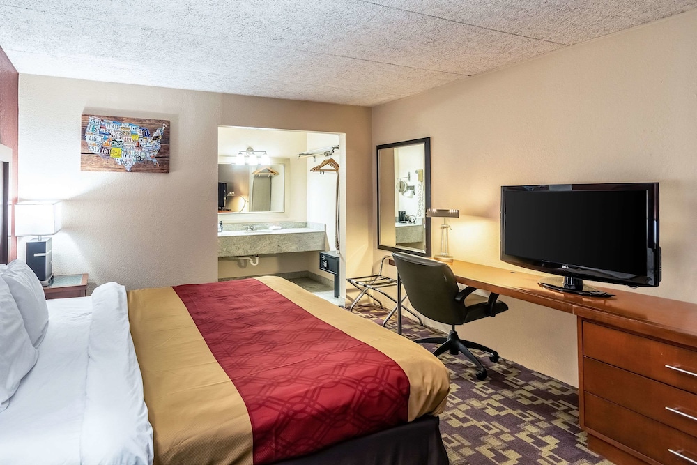 Econo Lodge - photo 13