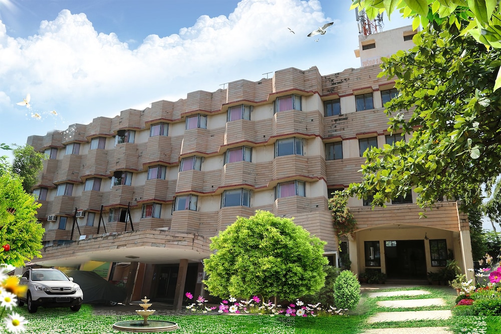 Iroomz Hotel Pawan — hotel in Hubli