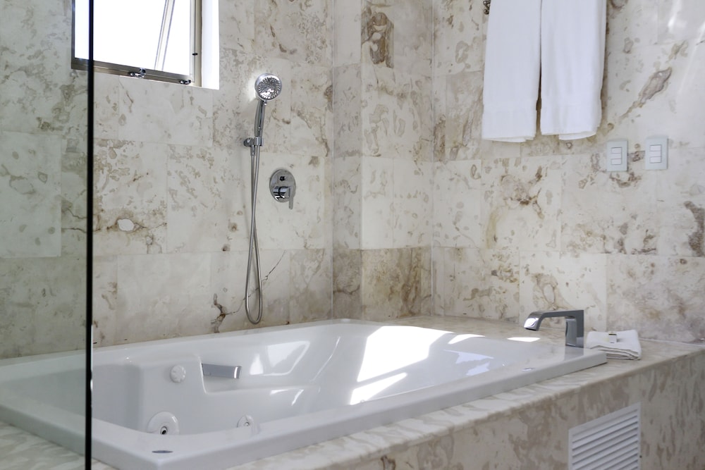 Deep soaking bathtub