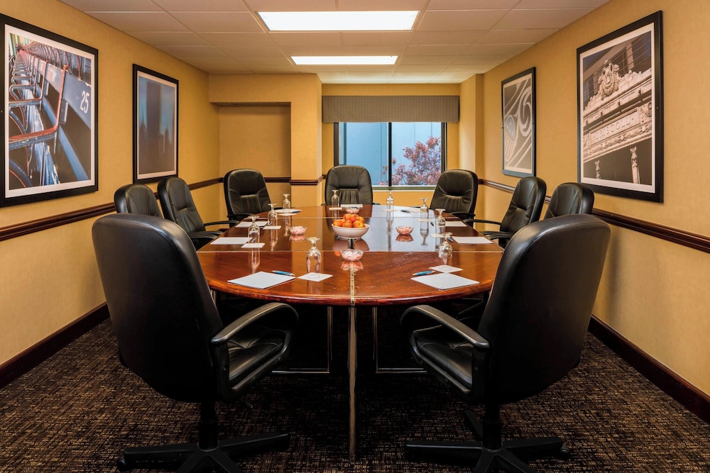 Four Points by Sheraton Boston Logan Airport Revere - photo 32