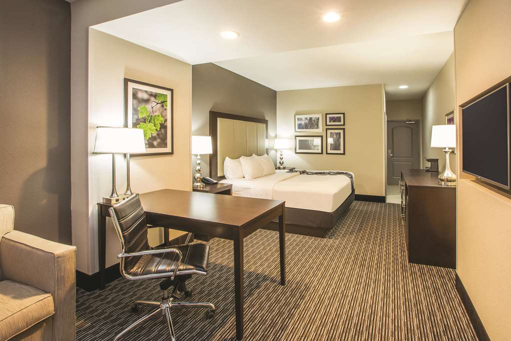 La Quinta Inn & Suites by Wyndham Hattiesburg I 59 - photo 13