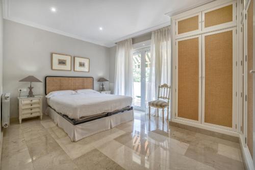 Apartamento Los Tilos & Parking & Piscina — 4-Star Luxury Hotel in Cordoba, Spain