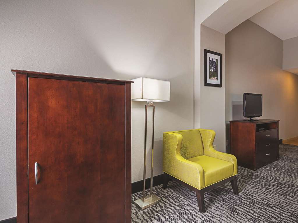 La Quinta Inn & Suites by Wyndham Fresno Northwest - photo 22