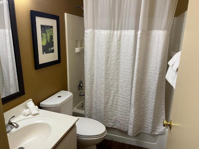 HomeTowne Studios & Suites by Red Roof Greensboro - photo 10