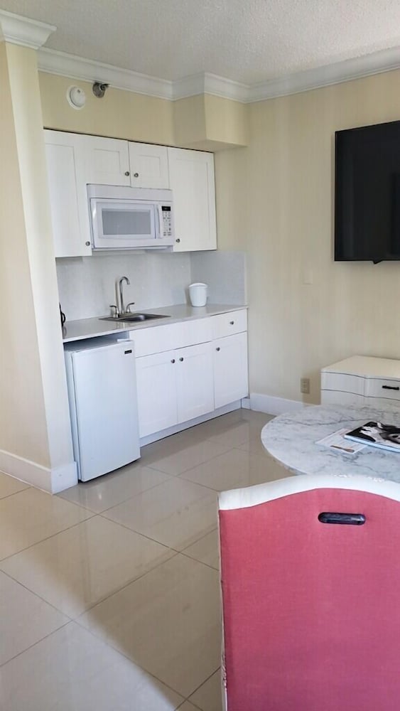 Newly Renovated Studio with Kitchenette - photo 5