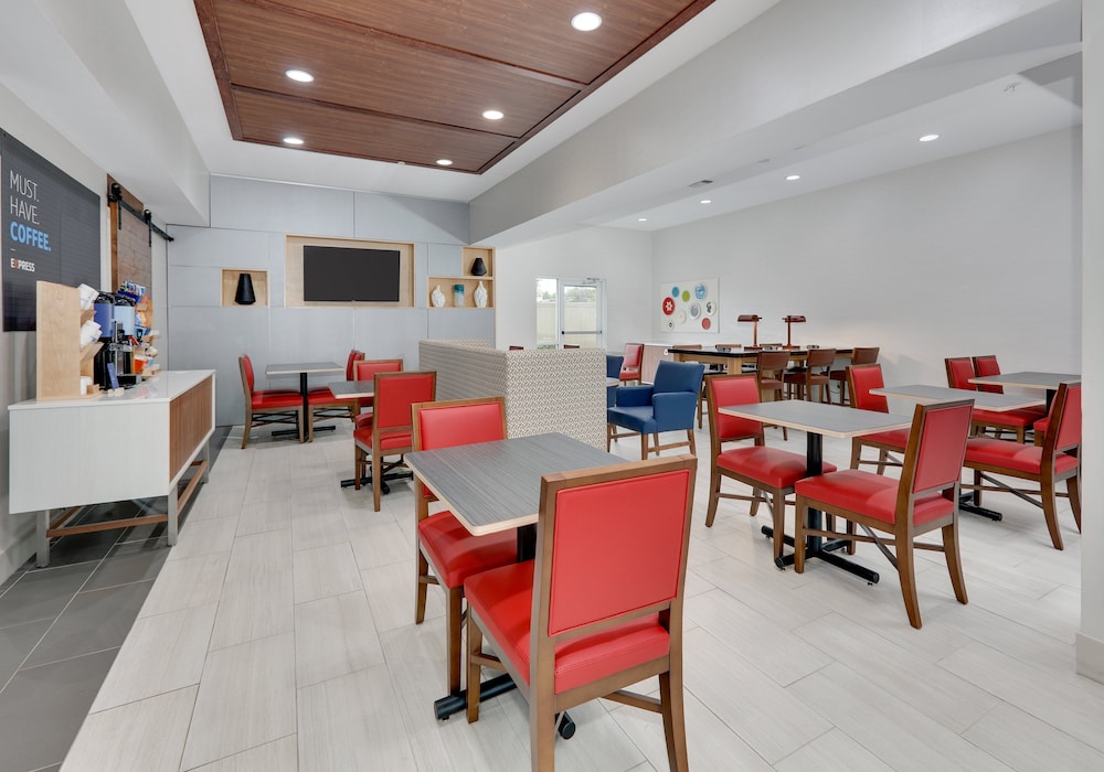Holiday Inn Express Hotel & Suites Cleburne by IHG - photo 37