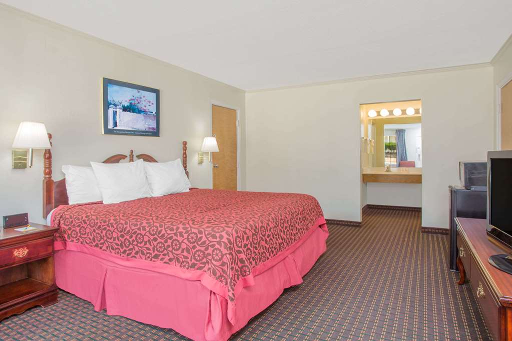 Red dot inn Milledgeville - photo 10