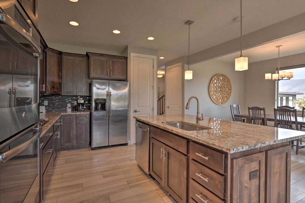 Modern Huntsville Resort Retreat with Deck And Hot Tub - photo 5