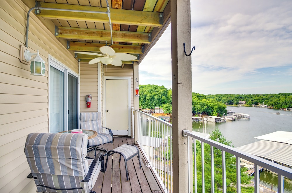 Cozy Lake Ozark Condo Rental w Grill Pool Access — 4-Star Luxury Hotel in Lake Ozark, United States