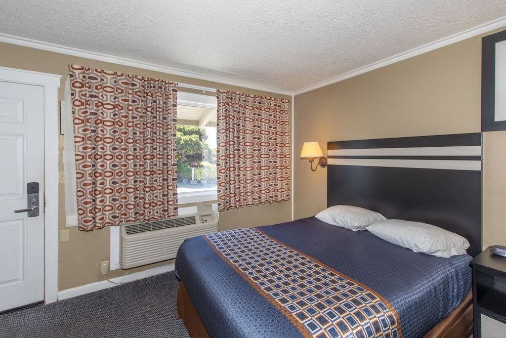 Surf Motel and Gardens - photo 15