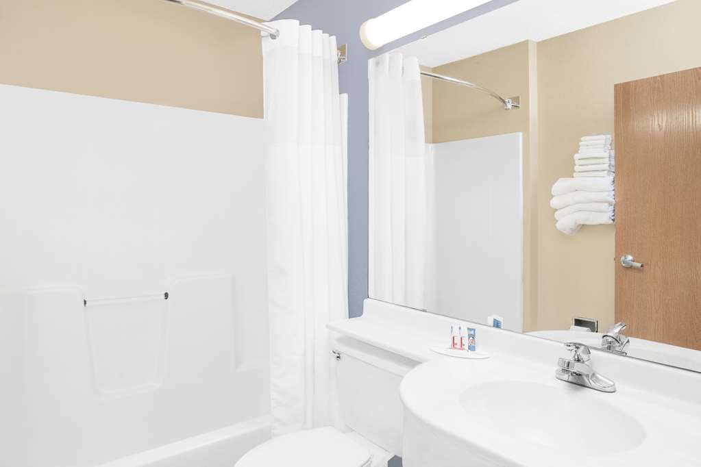 Microtel Inn & Suites By Wyndham Clear Lake - photo 4