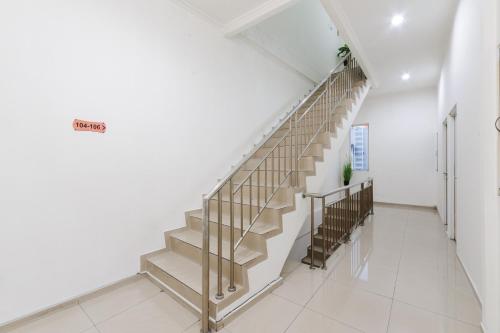 RedDoorz at Jatiwaringin near Exit Toll Pondok Gede — Bangkalan — photo 5