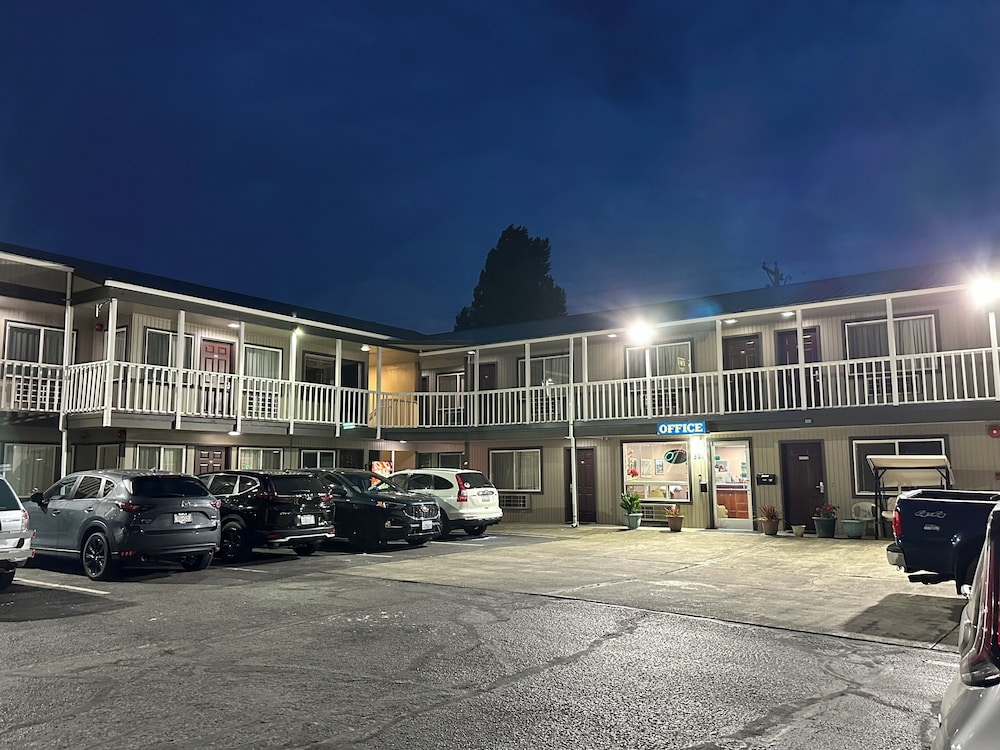 The Royal Victorian Motel - photo 53