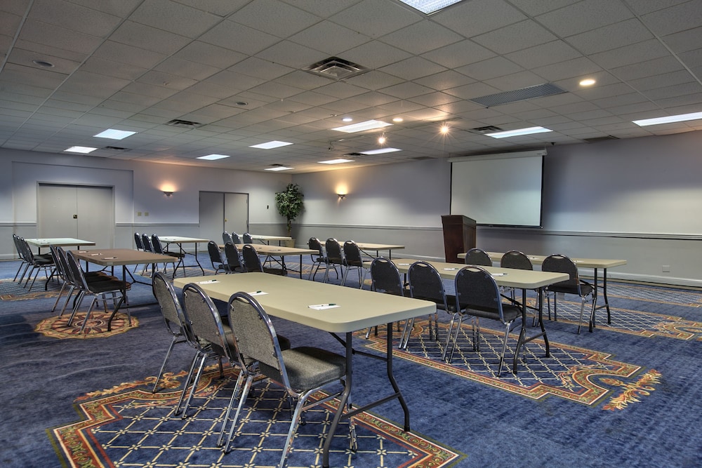 Executive Inn & Suites - photo 13