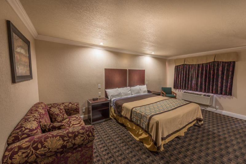 Edgewater Inn Reedley - photo 7