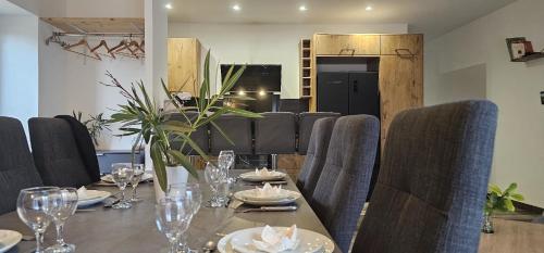 Le Coup de Foudre Jardin Spacieux — hotel in Sance