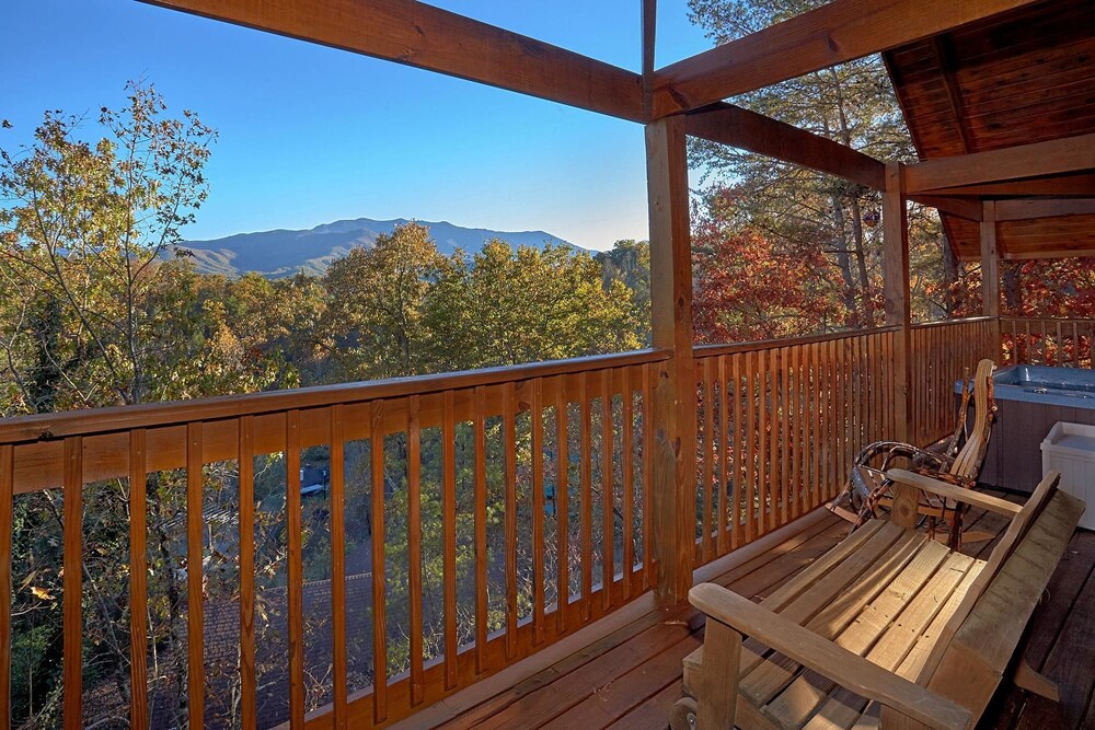 Moonshiners View Apartment 2 — 4-Star Luxury Hotel in Gatlinburg, United States