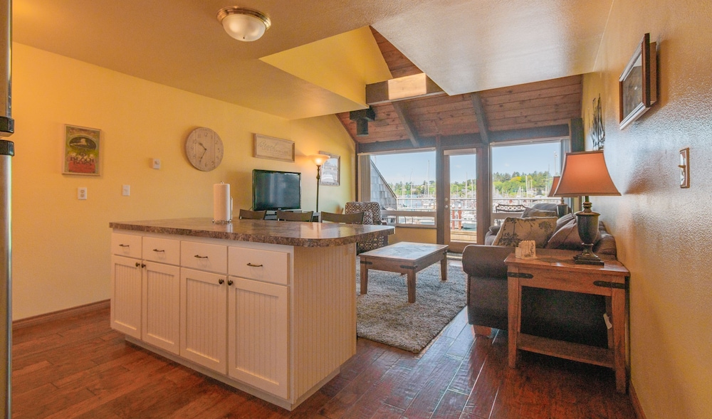 Embarcadero Resort Hotel & Marina - photo 27