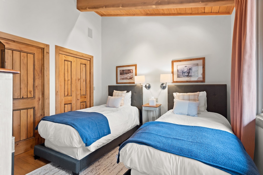Deluxe 2 Bedroom Apartments at Resort with Outdoor Pool & Hot Tub - photo 10