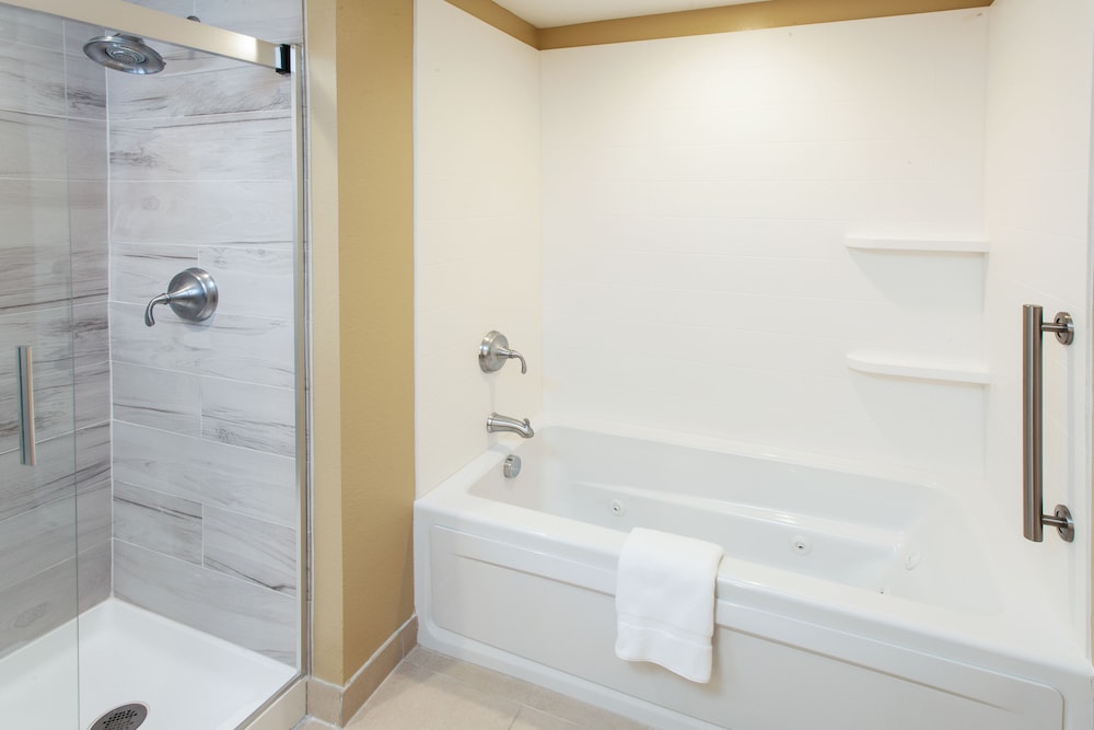 Holiday Inn Express & Suites Sandusky by IHG - photo 17