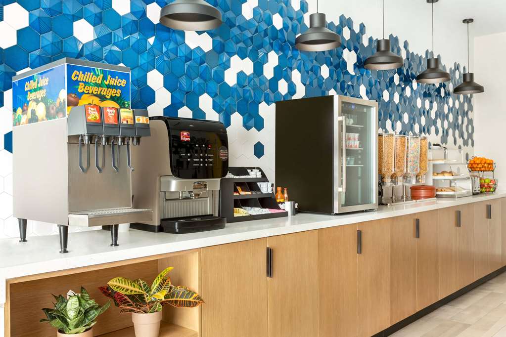 La Quinta Inn & Suites by Wyndham Richmond Sugarland - photo 36