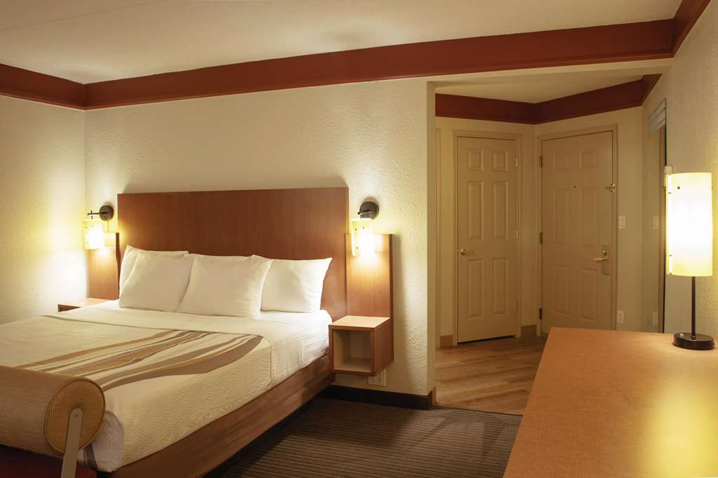 La Quinta Inn & Suites by Wyndham Atlanta Ballpark Galleria - photo 16