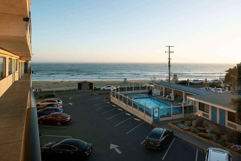 Edgewater Inn And Suites - photo 2