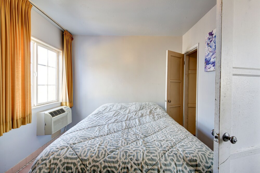 Pavilions Motel - photo 16