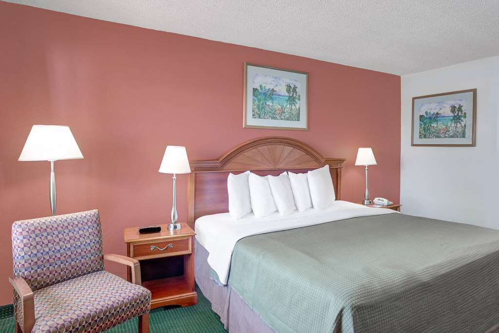 Howard Johnson by Wyndham Ft. Myers FL - photo 9