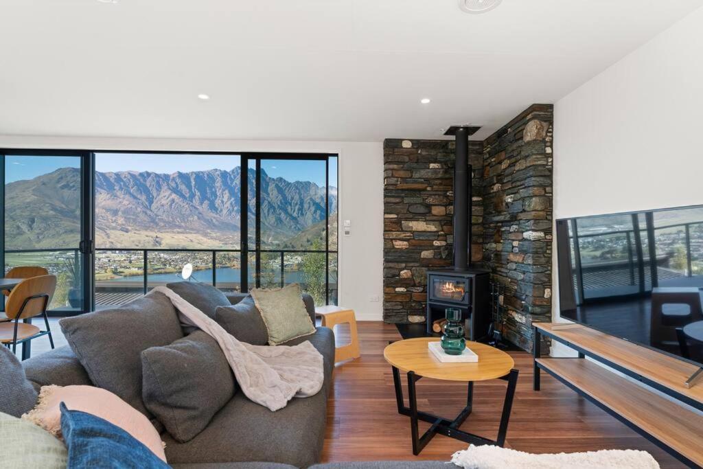Style & Tranquillity Eight Bedrooms Two Houses — hotel near Queenstown Airport