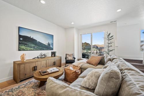 Modern Mountain Escape — Morgan