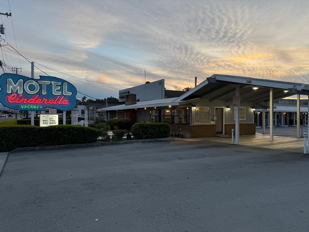 Cinderella Motel - photo 23