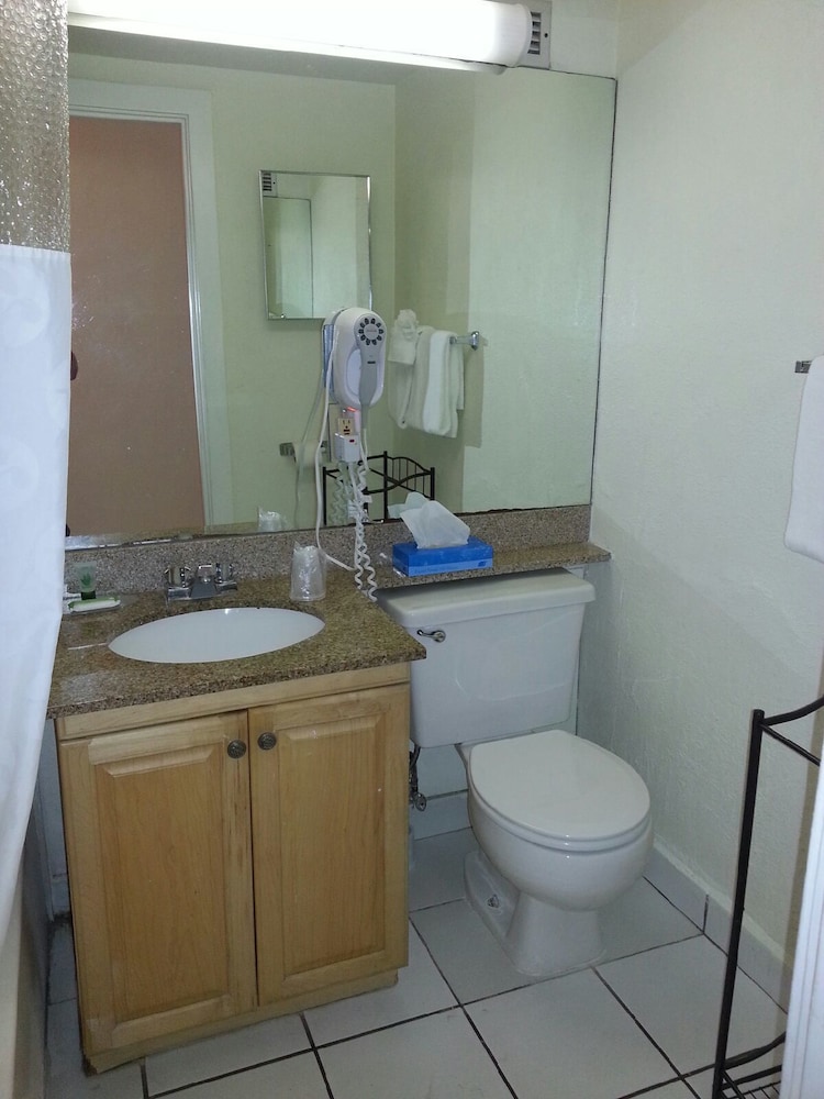 Hollywood Beach Resort Large Studio Sleeps 4 - photo 9