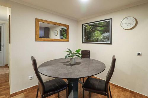Cosy Central 2 BR Apartment By Wehost