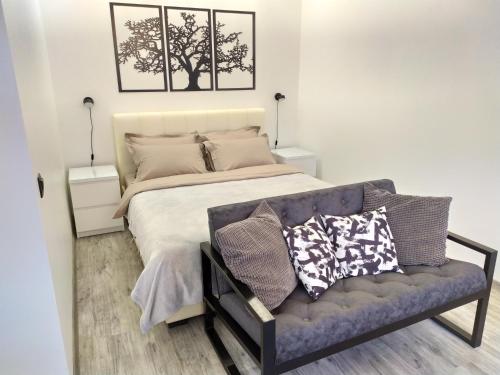 Black&white apartment on Saksaganskogo — 4-Star Luxury Hotel in Kyiv, Ukraine