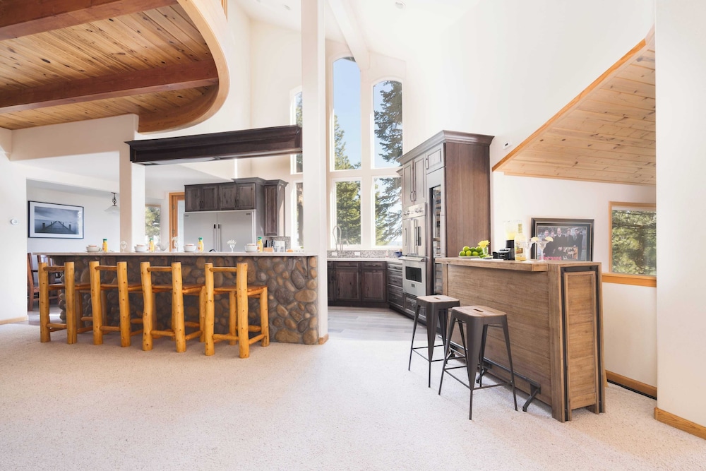 Sparrow by Avantstay Modern Mountain Retreat w Hot Tub Pool Table & Games - photo 9