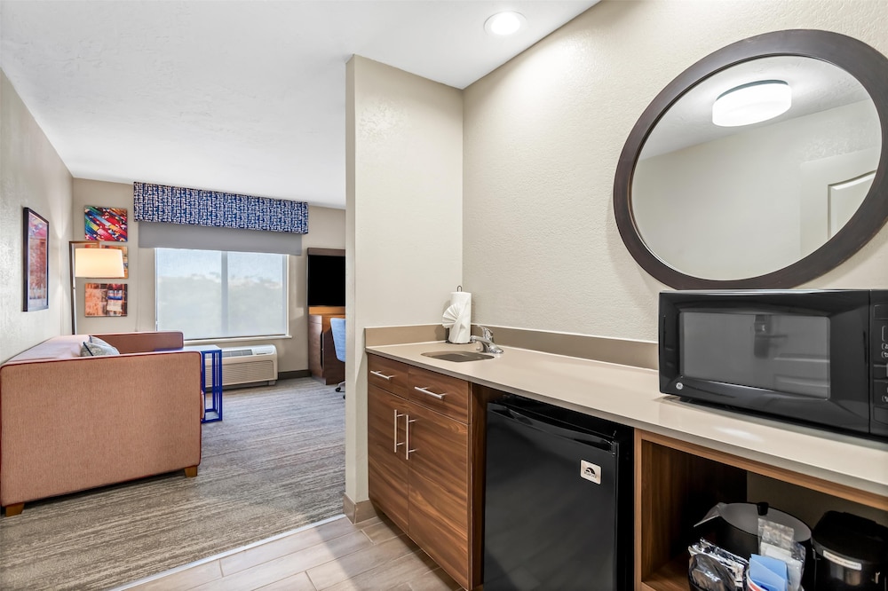 Hampton Inn & Suites Farmington - photo 18