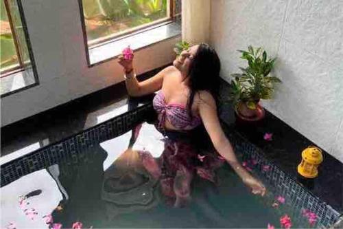 Couple Friendly Abode Jungle Bathtub - last minute hotel in Unknown City